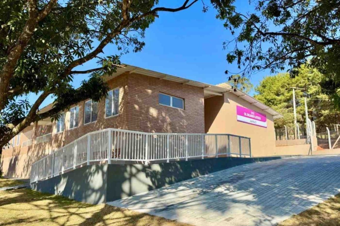 Fachada da Escola Sustentável em Jarinu, com estrutura moderna e rodeada por natureza.