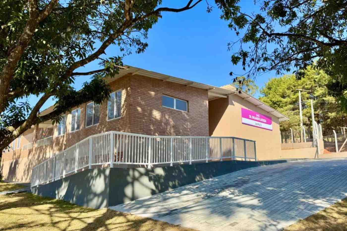 Fachada da Escola Sustentável em Jarinu, com estrutura moderna e rodeada por natureza.
