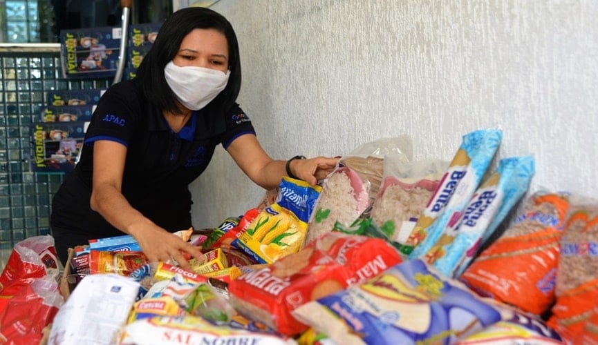 Foto de mulher empilhando alimentos