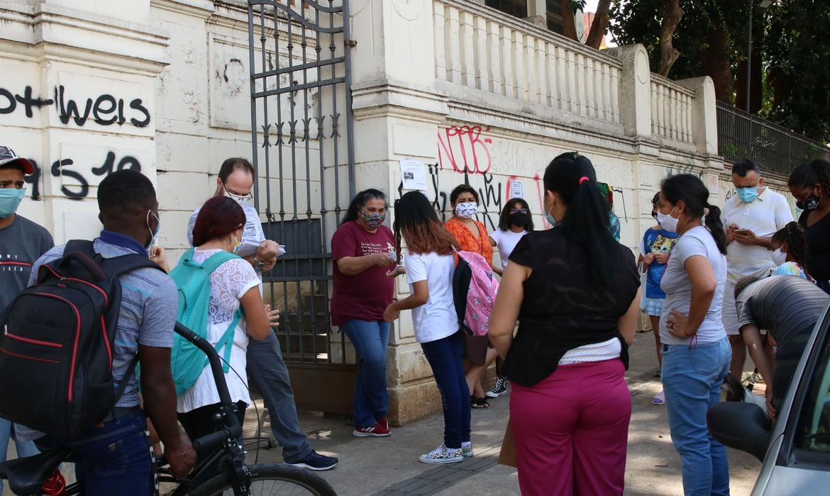 São Paulo - Início das aulas presenciais durante a pandemia de covid-19 na Escola Estadual Caetano de Campos, na Consolação.
