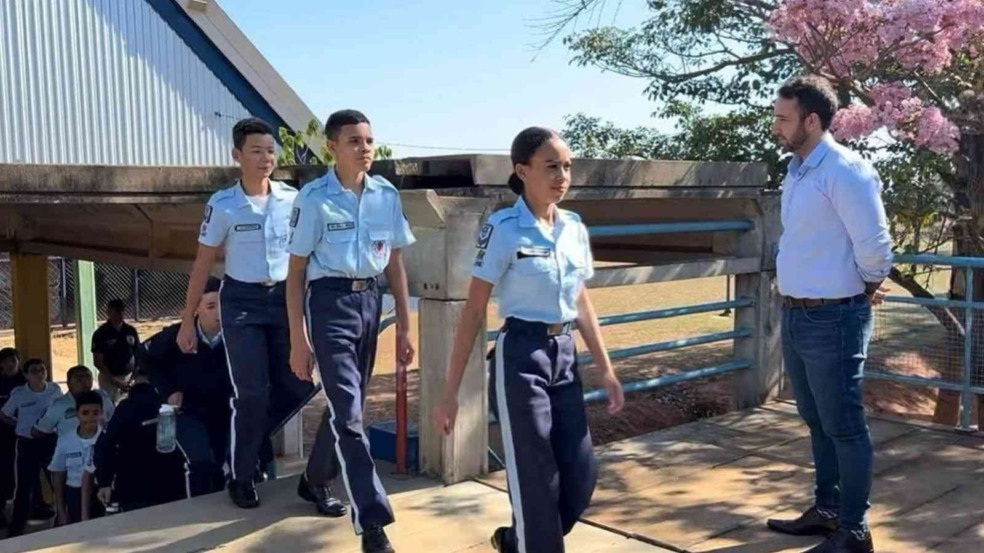 Escolas cívicos-militares com seus alunos.