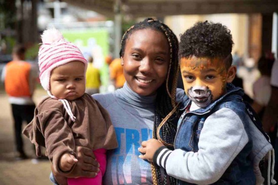 Mulher com crianças no colo