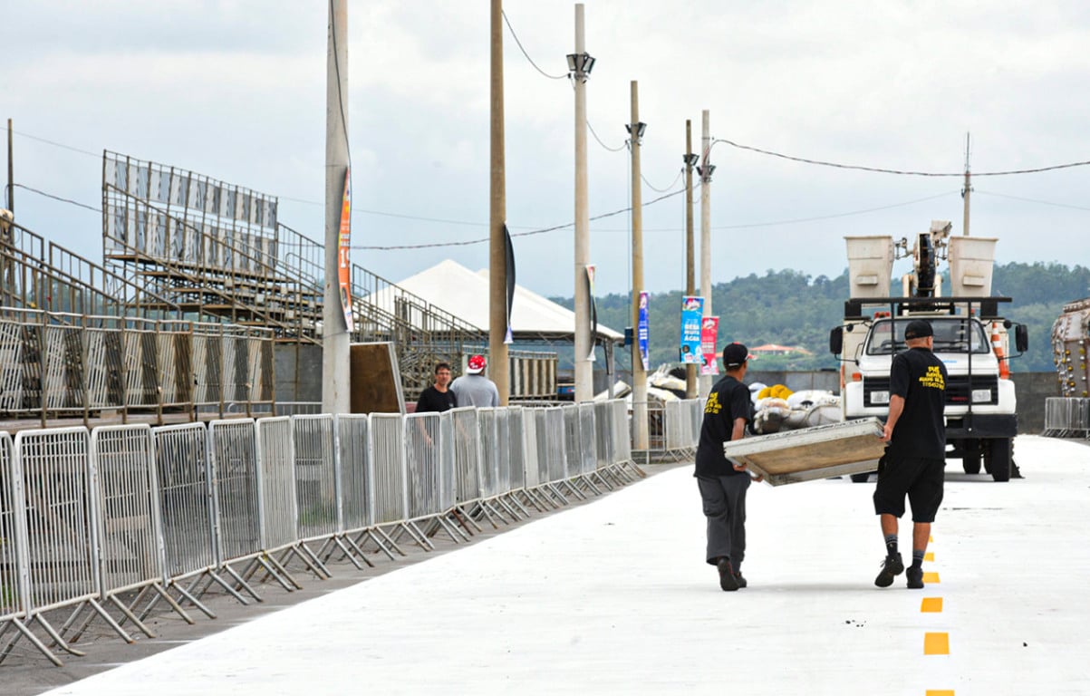 homens carregando estrutura metálica homens carregando estrutura metálica