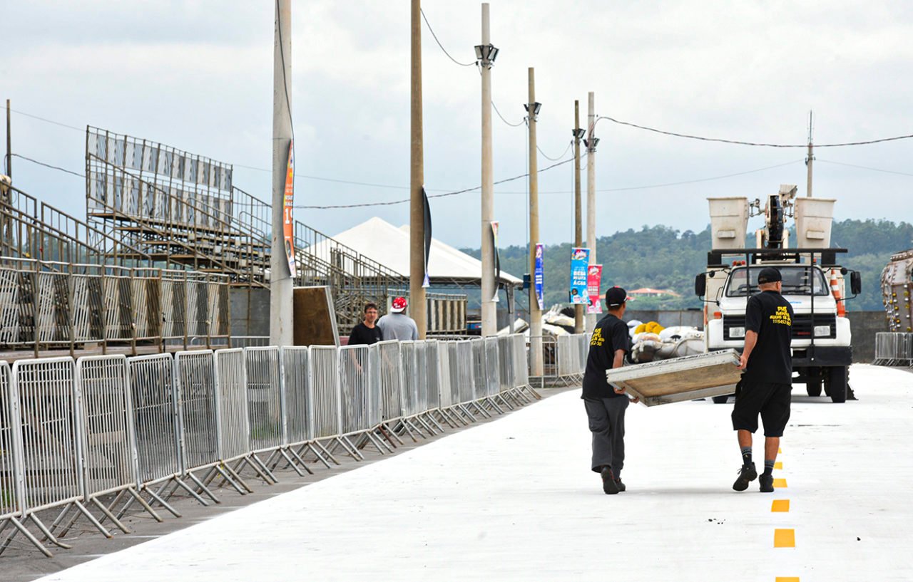 homens carregando estrutura metálica