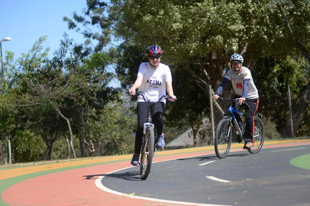 Jéssica pedala acompanhada do professor Petros no Parque da Cidade