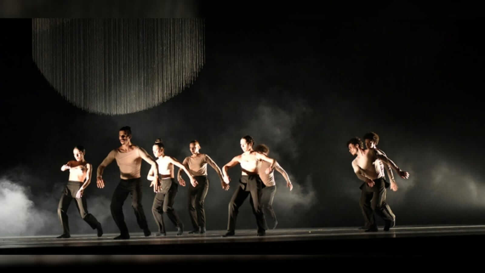 Cia. Jovem de dança se apresentando no palco