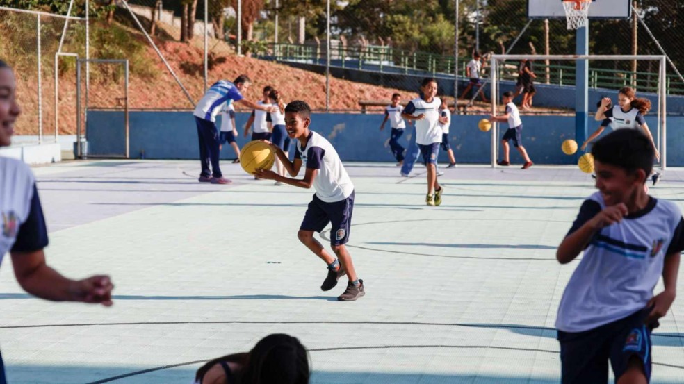Alunos jogando futebol.