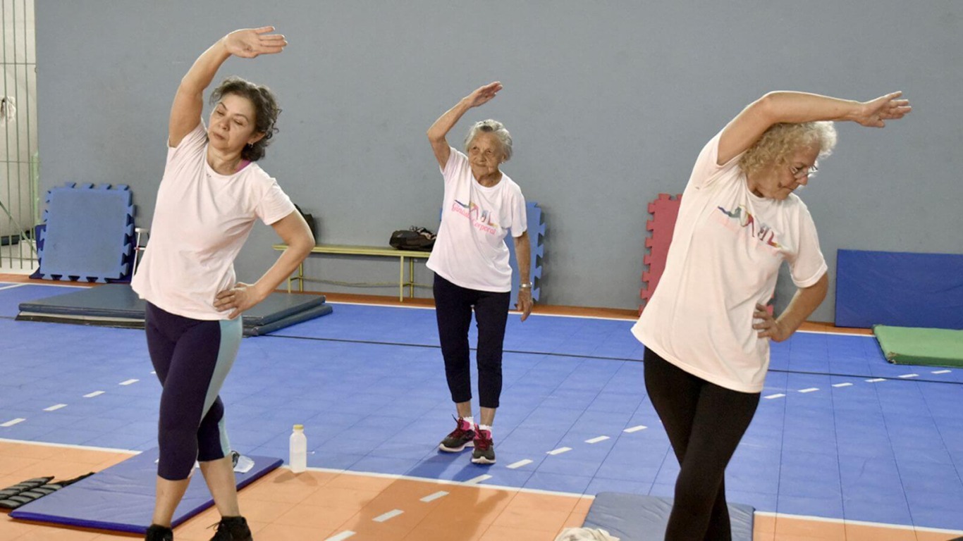 Idoso fazendo exercícios