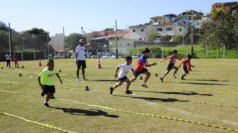 Crianças em corrida Crianças em corrida