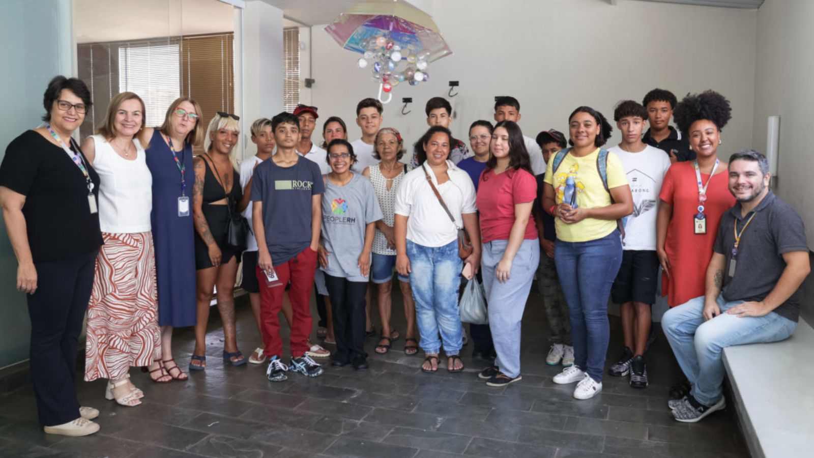 Jovens posando para foto.