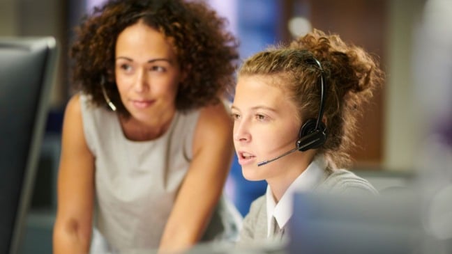 Estagiária e líder.