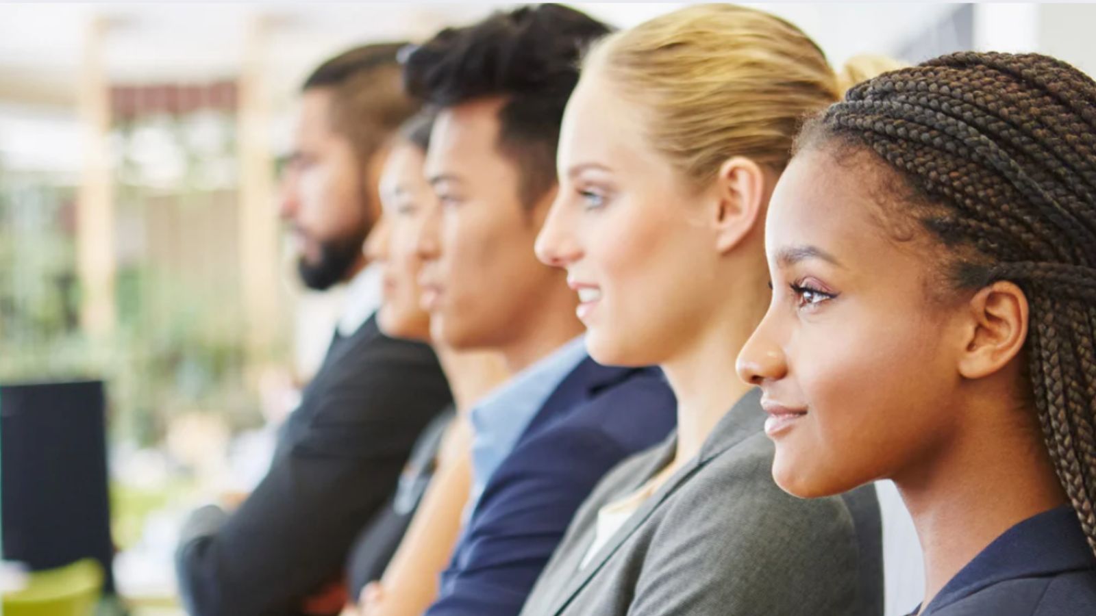 Jovens olhando para frente.