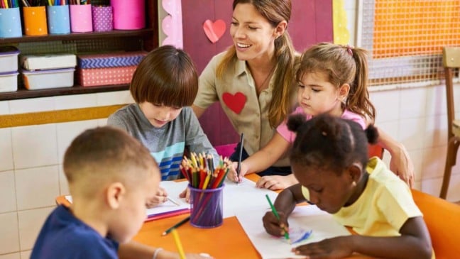 Professora com alunos em sala de aula