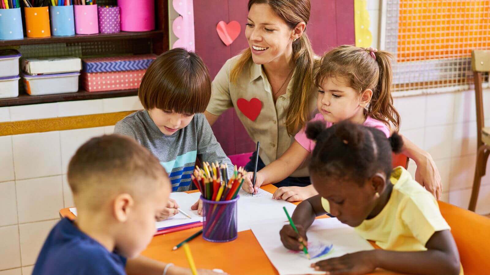 Professora com alunos em sala de aula