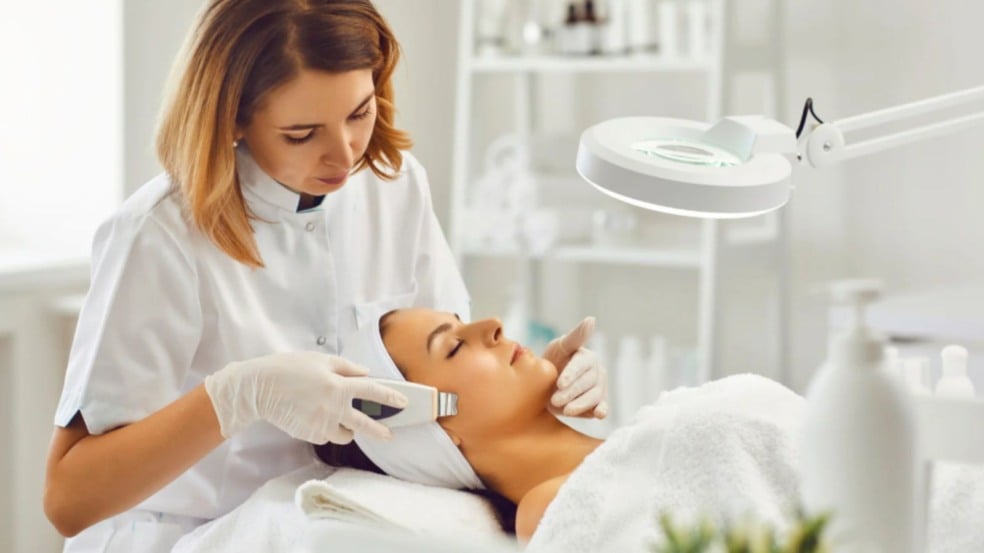 Esteticista fazendo limpeza de pele. Esteticista fazendo limpeza de pele.