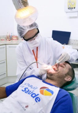 Caminhoneiro recebe tratamento odontológico