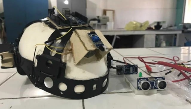 Capacete criado por alunos da rede pública do Ceará para auxiliar pessoas cegas