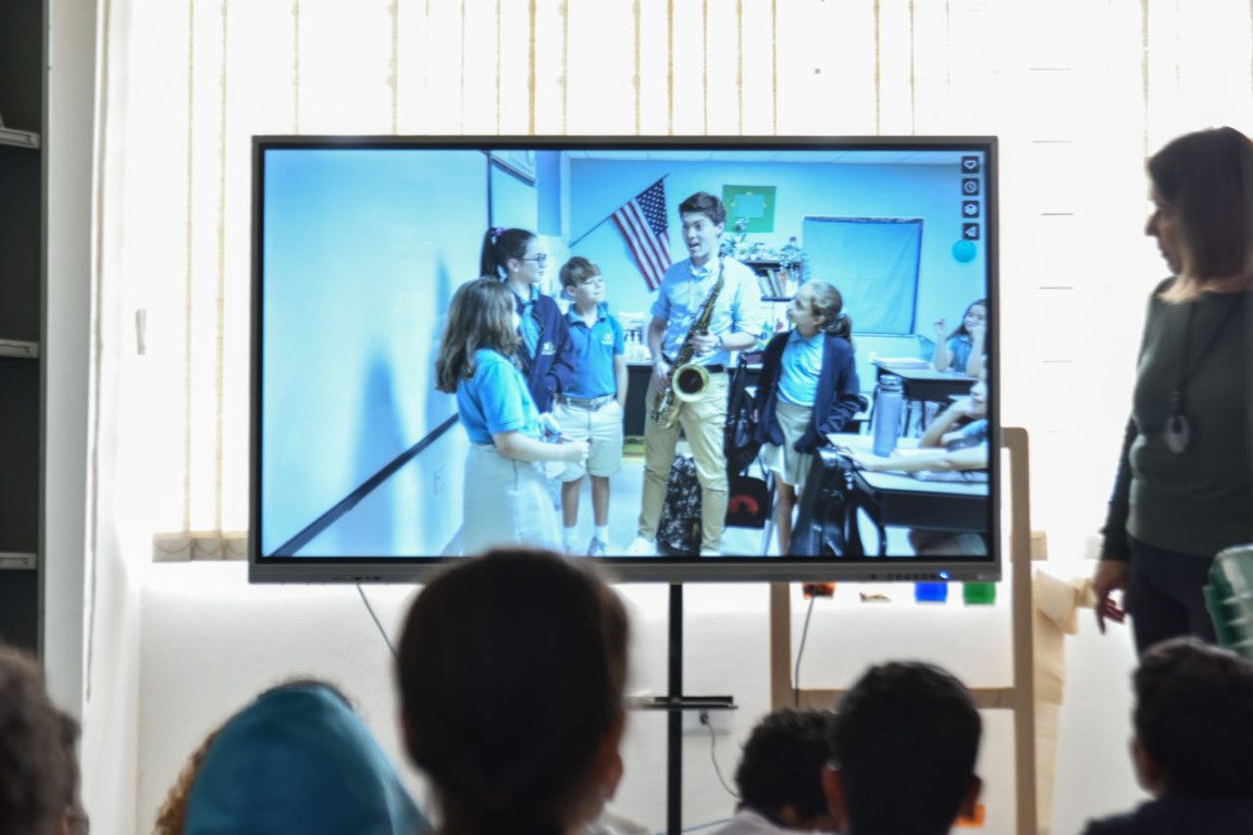 estudantes-do-5°-ano-A-assitindo-o-vídeo-enviado-de-Doral estudantes-do-5°-ano-A-assitindo-o-vídeo-enviado-de-Doral