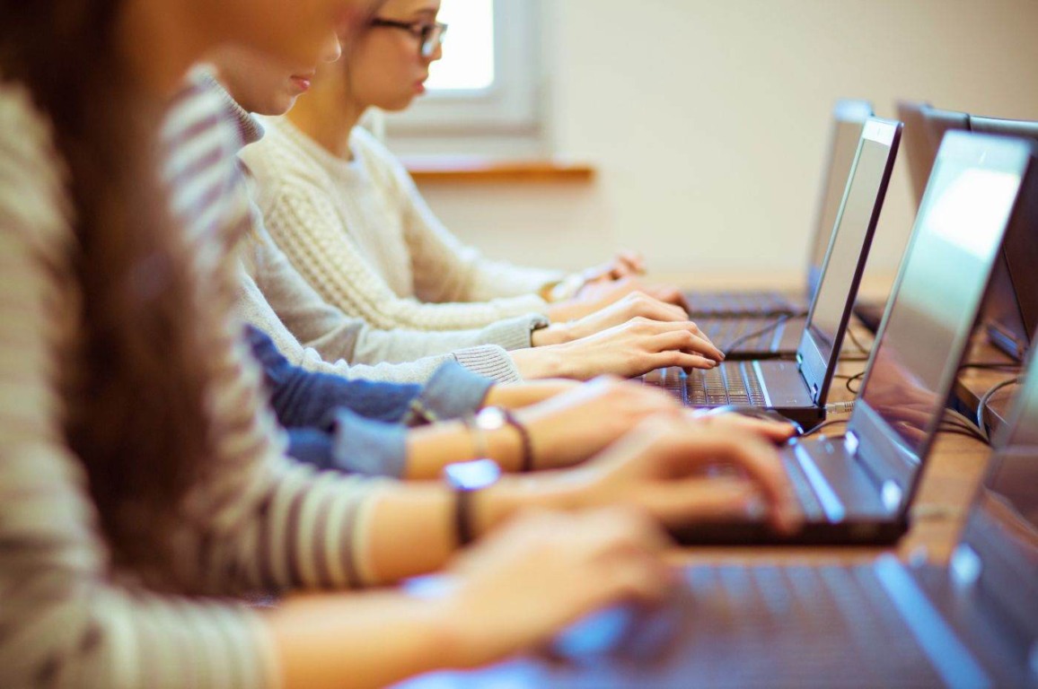 Jovens estudantes no computador