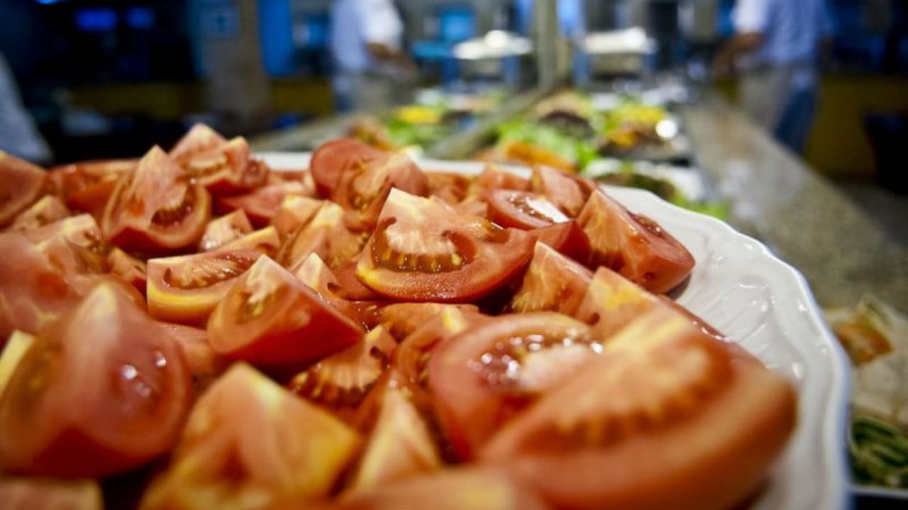 Prato com tomates cortados