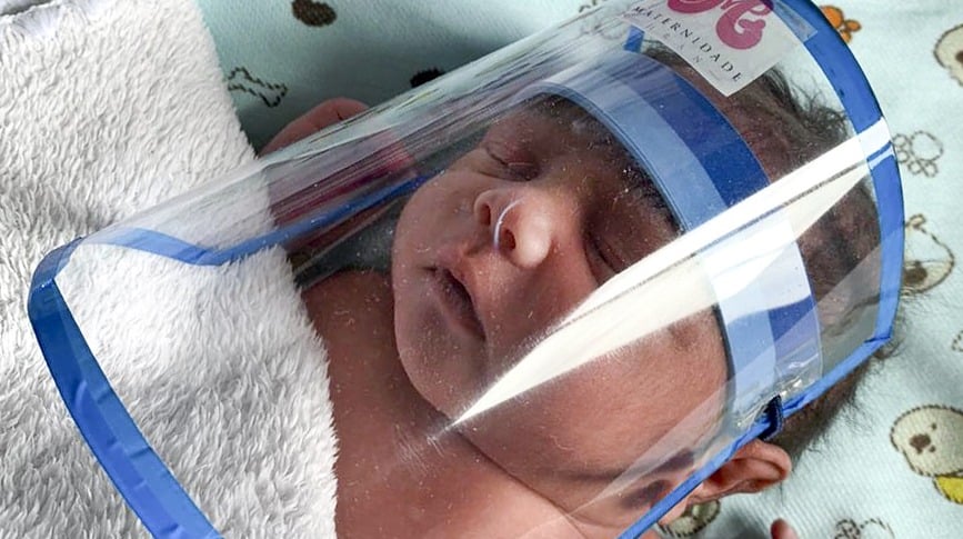 Recém-nascido usando máscara face shield