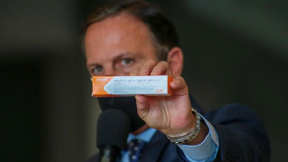 João Doria com caixa de Coronavac