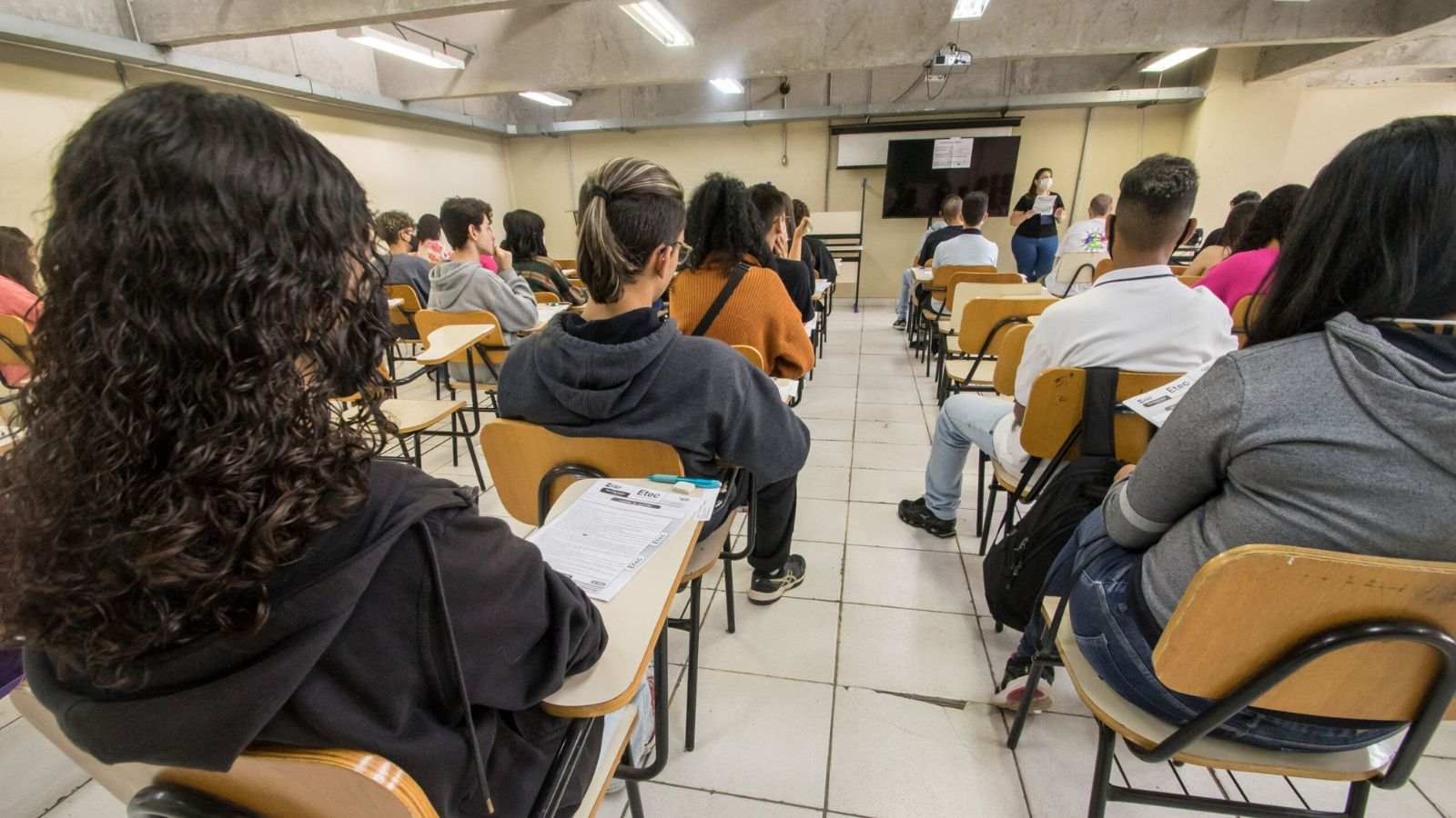 Alunos fazendo vestibulinho Etec.