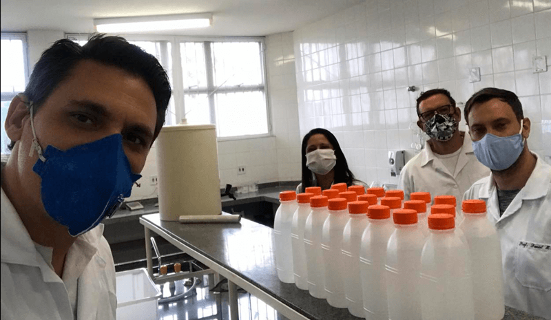 Quatro professores trabalham em laboratório