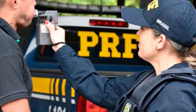 Agente da PRF faz teste de bafômetro em motorista