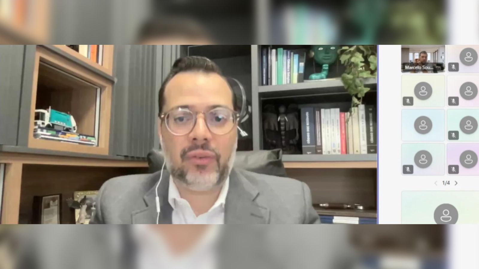 Carlos Silva Filho fala durante videoconferência do CIESP Jundiaí sobre resíduos plásticos, com prateleiras de livros ao fundo e interface online mostrando os demais participantes.