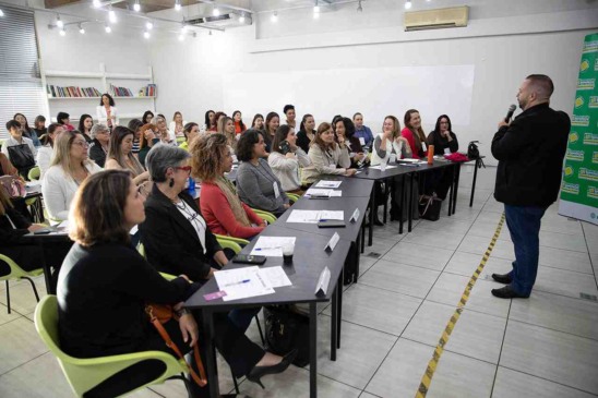 Grupo de empreendedores assistindo palestra na ACE Jundiaí, destacando eventos de networking e aprendizado empresarial.