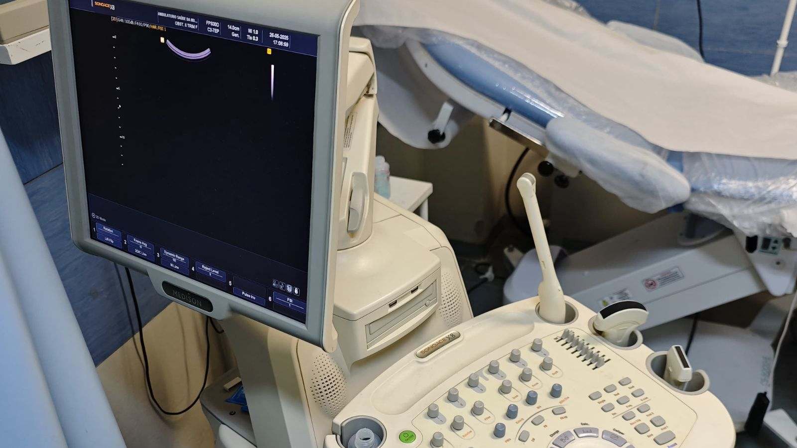 Aparelho de ultrassom.