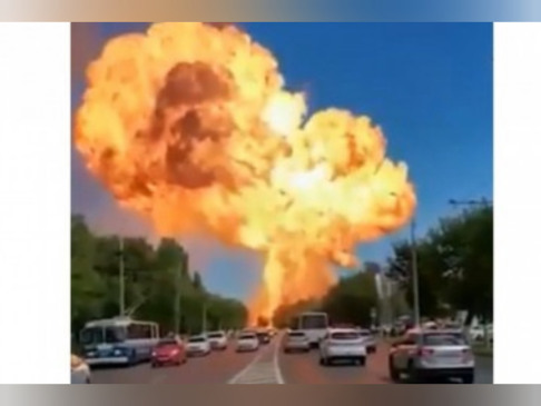 Explosão em posto de gasolina na Rússia. (Foto: Reprodução/Twitter)