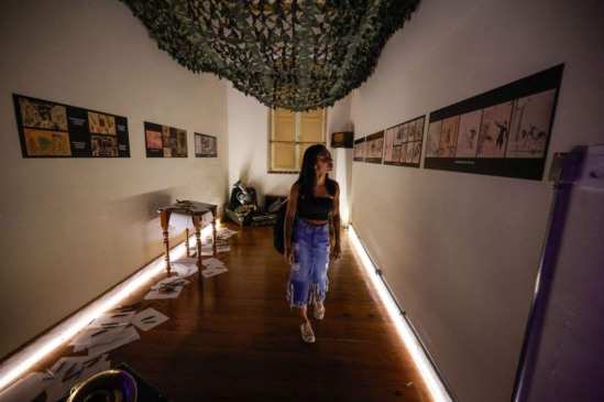 Roberta ficou impressionada com os desenhos feitos pelas crianças vítimas do Nazismo. Foto: Prefeitura de Jundiaí