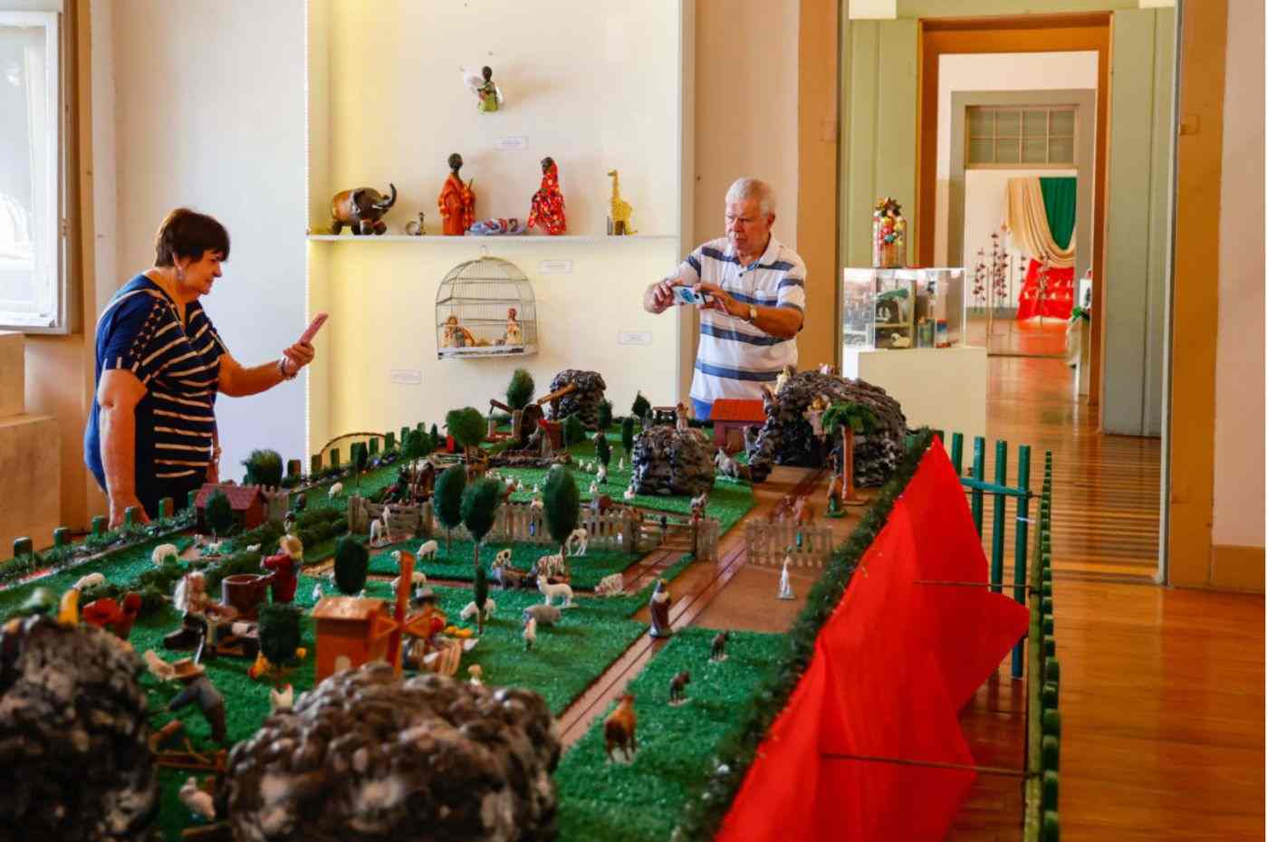 Visitantes apreciam exposição de presépios no Museu Solar do Barão, em Jundiaí, com peças artesanais e detalhes em miniatura.