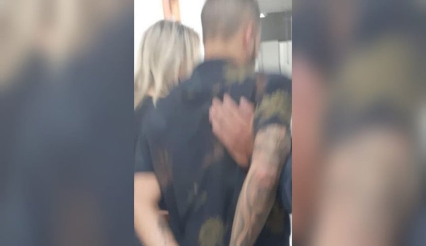 Foto de homem algemado