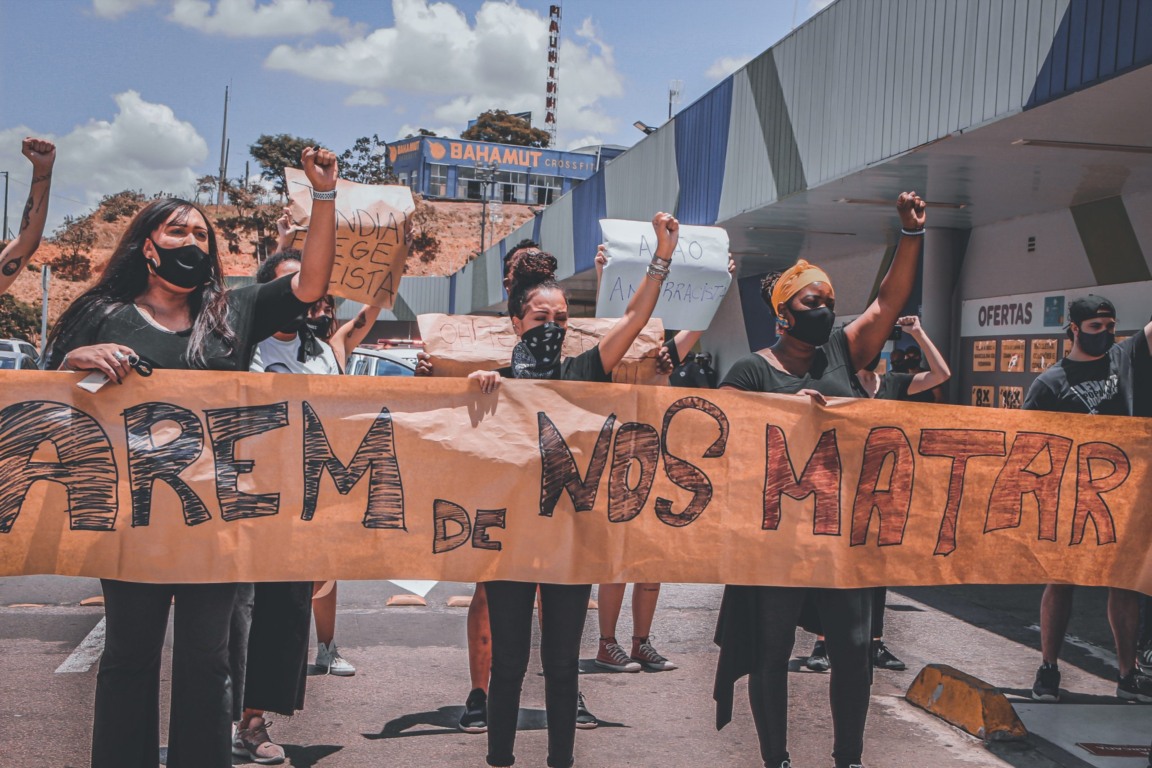 Manifestantes no Carrefour de Jundiaí