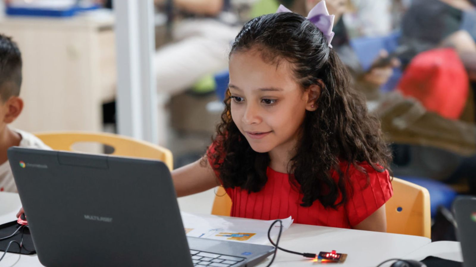 Criança mexendo em computador.