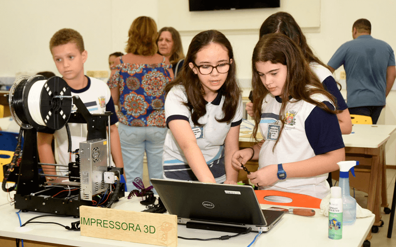 Alunos mexem em impressora 3D