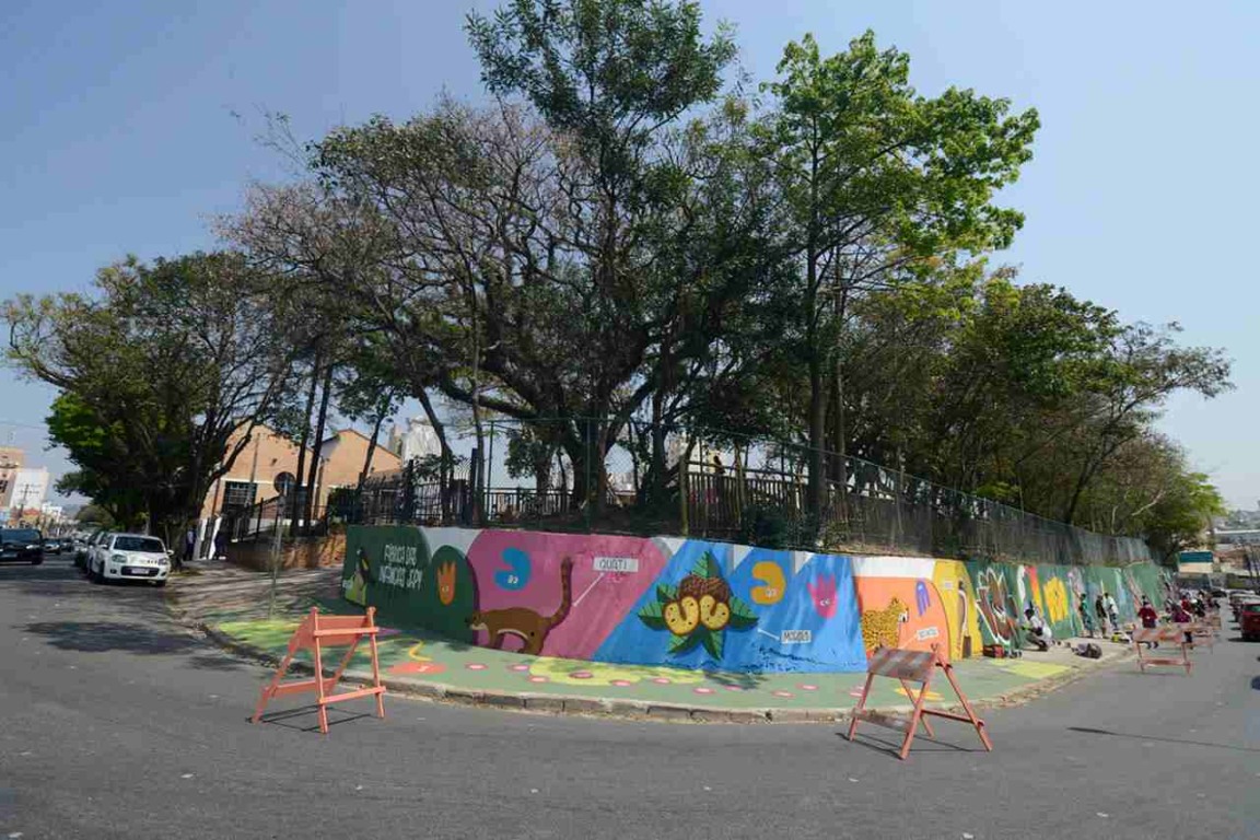 Com temática livre, artistas realizaram as intervenções de grafitagem ao longo do dia, no muro da rua Lacerda Franco