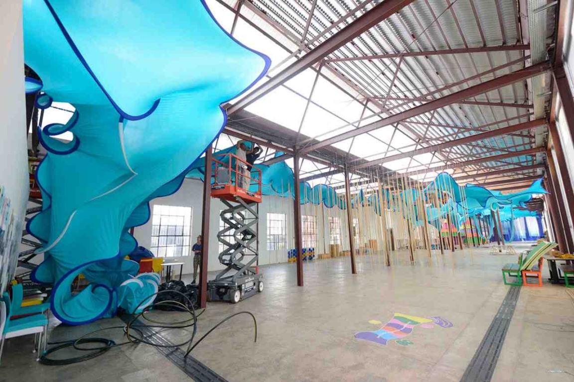 Novo mobiliário cênico faz referências a rios flutuantes e fios que tecem Novo mobiliário cênico faz referências a rios flutuantes e fios que tecem