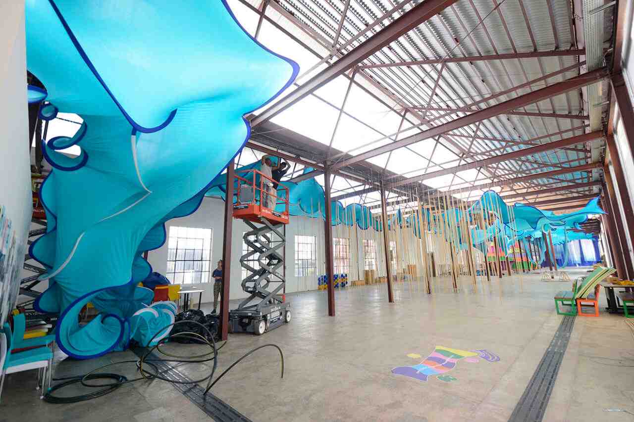 Novo mobiliário cênico faz referências a rios flutuantes e fios que tecem