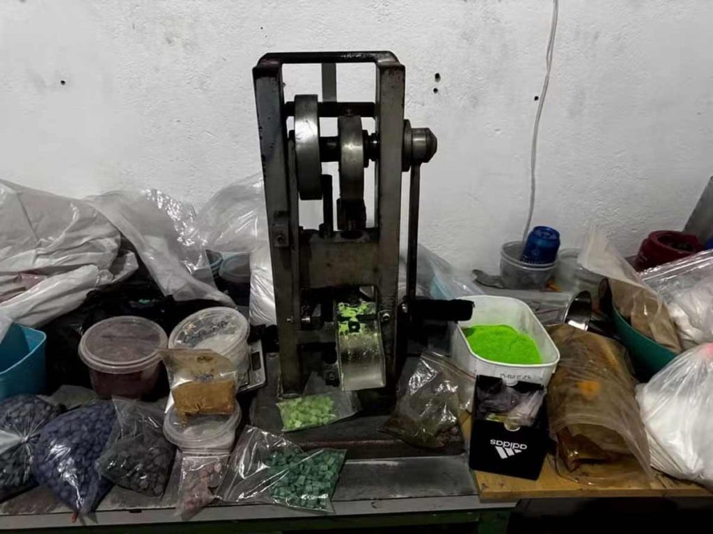 Equipamento de prensagem e materiais usados na fabricação de comprimidos de Ecstasy, apreendidos pela Polícia Civil em Jundiaí.