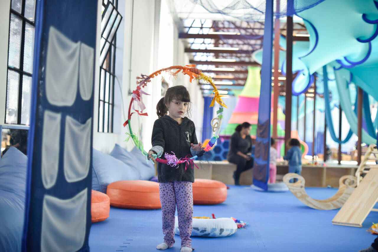 Além de espaço com novo mobiliário cênico (esquerda), espaço tem em sua programação do sábado (13) espetáculo da companhia Respeitável Público (direita)