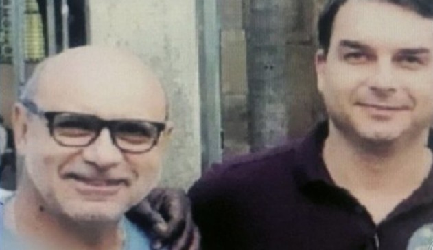 Foto de Fabrício Queiroz com Flávio Bolsonaro, filho do presidente Jair Bolsonaro