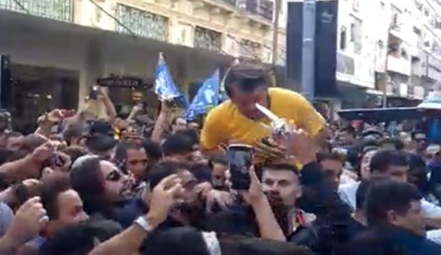 Foto de Jair Bolsonaro levando a facada em 2018