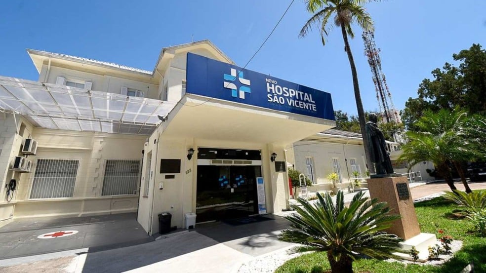 Fachada do Novo Hospital São Vicente, com placa e entrada.