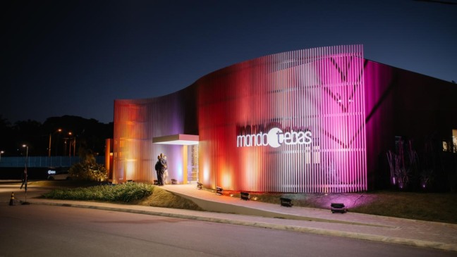 Fachada iluminada do empreendimento Ávora by Tebas em Jundiaí, com design moderno e iluminação colorida.