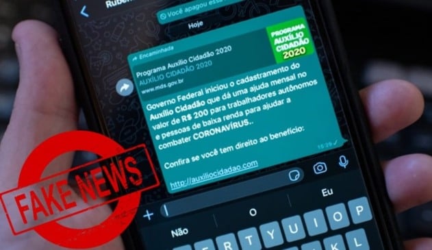 Foto de tela de celular com mensagem falsa