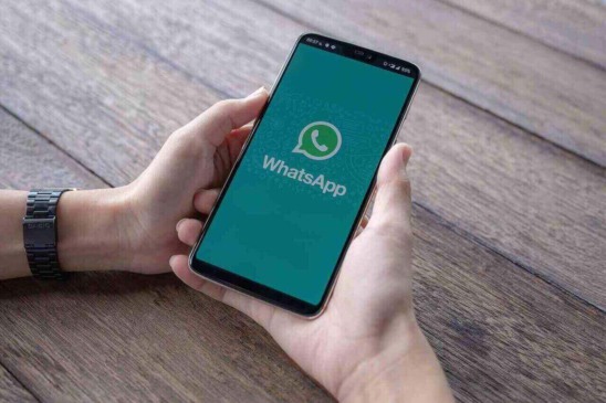 Mãos segurando o celular com a tela aberta no Aplicativo WhatsApp